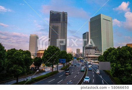 日本橫濱的城市景觀橫濱的新摩天大樓的視圖 日本橫濱的城市景觀橫濱的新摩天大樓的視圖 58066650