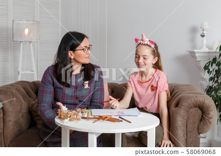 professional psychologist with a teenage girl. 58069068