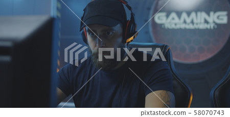 Man playing at a gaming tournament 58070743
