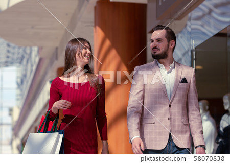 Young couple with shopping bags 58070838