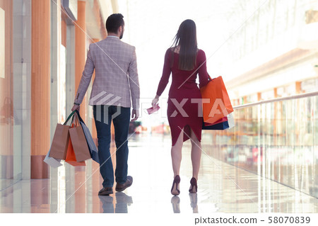 Young couple with shopping bags 58070839