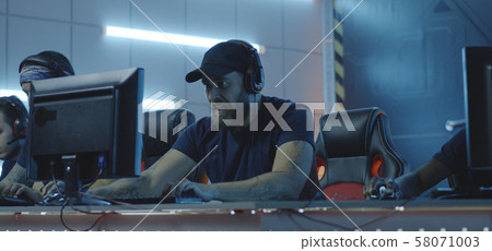 Gamer destroying keyboard after losing match 58071003