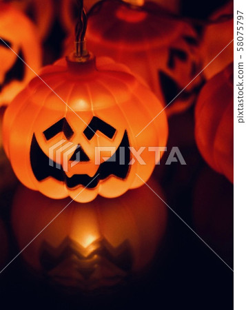 萬聖節南瓜野火,南瓜娃娃 萬聖節南瓜野火,南瓜娃娃 58075797