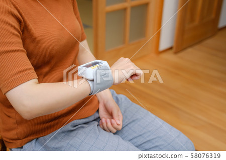 Women who measure blood pressure Pregnancy wristband Health management Home use Low blood pressure Women who measure blood pressure Pregnancy wristband Health management Home use Low blood pressure 58076319