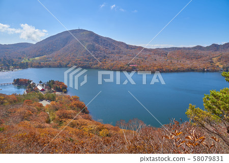 秋色的赤城從黑磯山中間到大沼，赤城神社和地藏岳 58079831