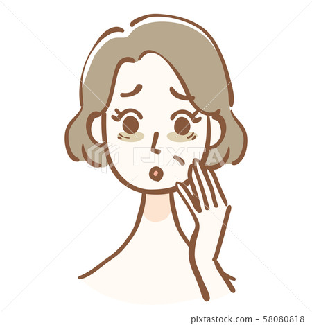 患有黑眼睛和皮膚暗沉的中年婦女 患有黑眼睛和皮膚暗沉的中年婦女 58080818