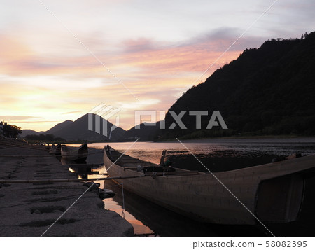 Sunrise over the Nagara River 58082395