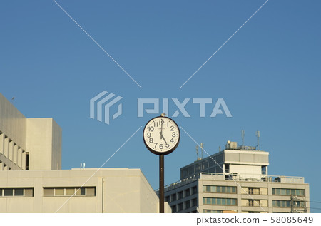 [5:00] Outdoor pole type clock 58085649