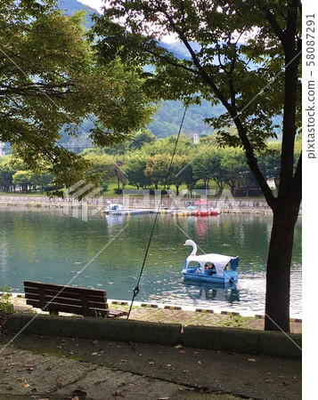 鴨船在河邊 鴨船在河邊 58087291