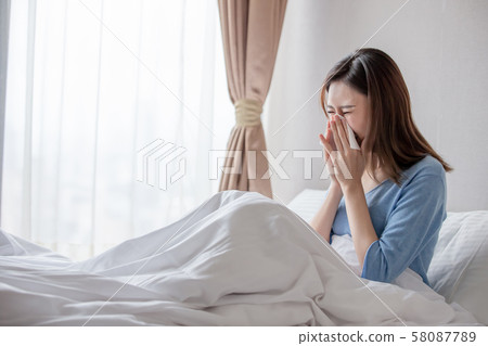 woman has running nose 58087789