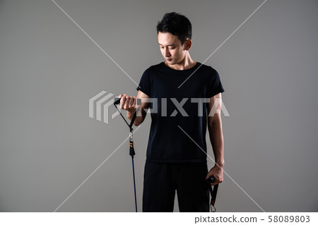 Sportsman doing tube training 58089803