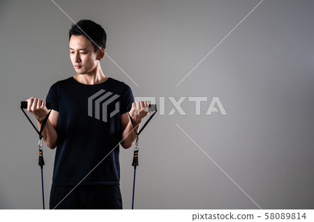 Sportsman doing tube training 58089814