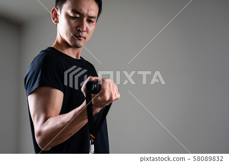 Sportsman doing tube training 58089832