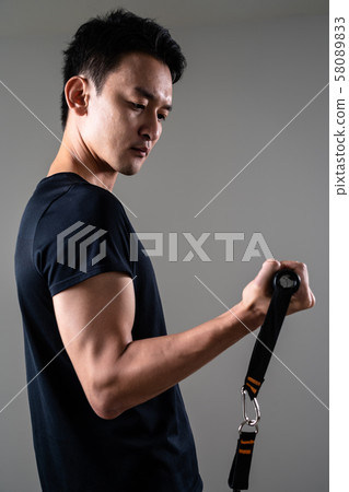 Sportsman doing tube training 58089833