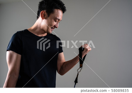 Sportsman doing tube training 58089835