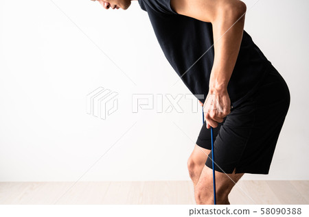 Sportsman doing tube training 58090388