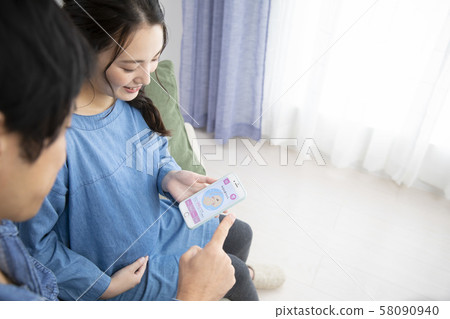 孕婦(應用程序屏幕是為Pixta創建的虛擬對象) 孕婦(應用程序屏幕是為Pixta創建的虛擬對象) 58090940