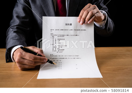 提示簽訂合同的商人 提示簽訂合同的商人 58091814