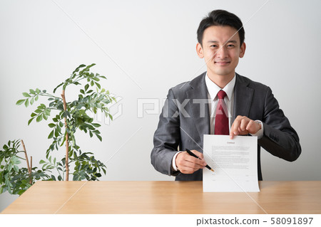 提示簽訂合同的商人 提示簽訂合同的商人 58091897