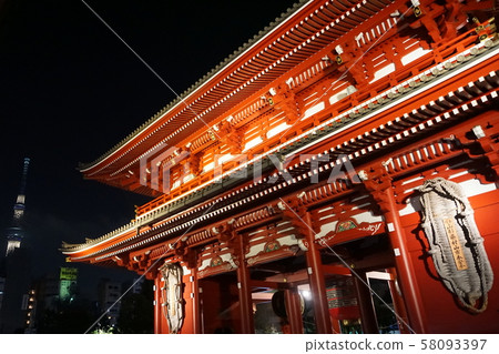 Hozomon or "Treasure House Gate" which provides the entrance to the inner complex Buddhist temple located in Asakusa  58093397