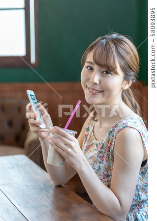 女性智能手機咖啡館的生活方式1人 58093895
