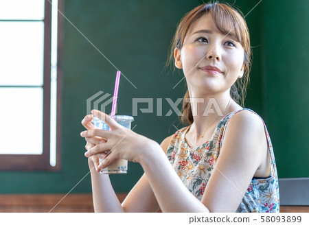 女士假期生活方式咖啡廳1人 58093899