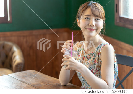 Women Holiday Lifestyle Cafe 1 person Women Holiday Lifestyle Cafe 1 person 58093903