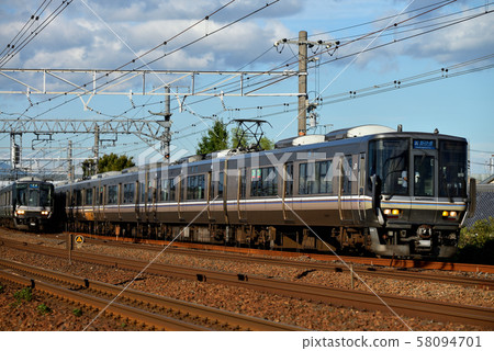 JR京都線上運行的223系列新型快速列車 58094701