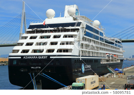 郵輪Azamara Quest停泊在大阪港天保山碼頭 郵輪Azamara Quest停泊在大阪港天保山碼頭 58095781