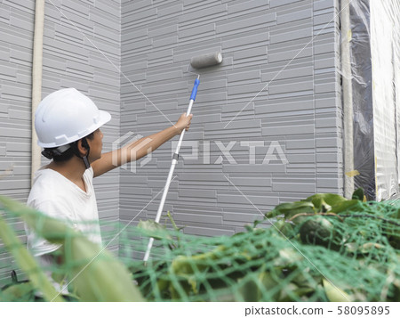 Painter who paints the outer wall of a detached house 58095895