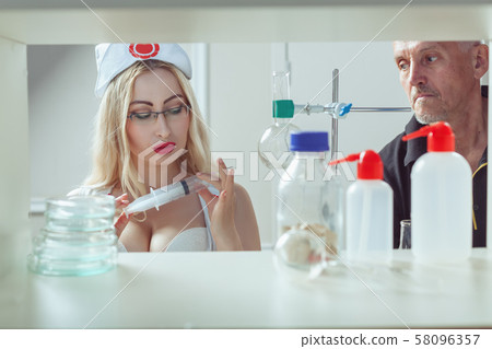 A sick patient was frightened by a syringe. 58096357