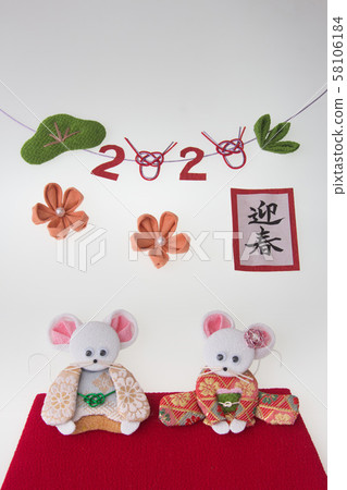 配對新年賀卡和服中的鼠標（垂直位置） 58106184