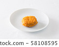 白色背景炸丸子 58108595