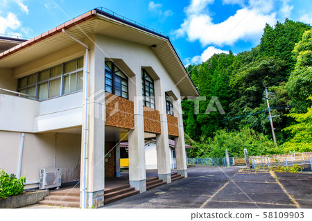 Karatsu City Itsuki Elementary School Hirokawa Branch School Closed Historical Record [Karatsu City, Saga Prefecture] 58109903
