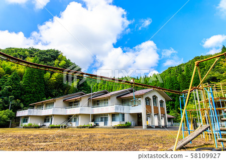 Karatsu City Itsuki Elementary School Hirokawa Branch School Closed Historical Record [Karatsu City, Saga Prefecture] 58109927