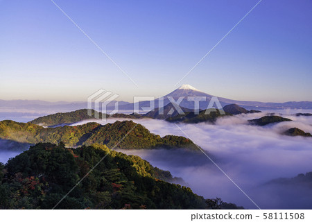 （靜岡縣）從伊豆看浮在大雲中的富士山 58111508