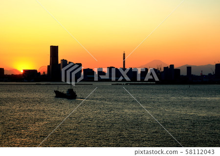 Yokohama Minatomirai Yokohama Port evening view 58112043