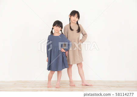 姐妹將手放在臀部上 姐妹將手放在臀部上 58114277