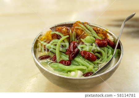 Close-up of the cendol dessert with gula Melaka syrup. 58114781