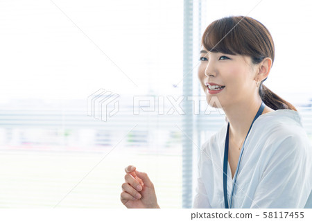 微笑的女商人 58117455