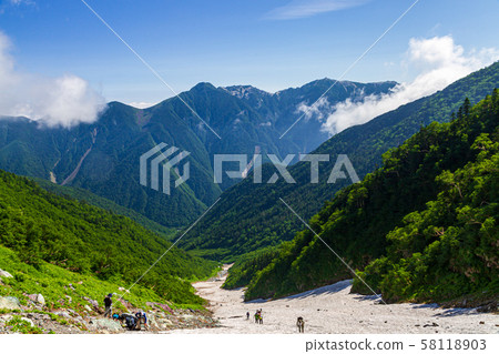 Snowy valley in the Southern Alps / Kitadake 58118903