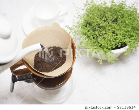 滴水咖啡，咖啡杯和室內植物 58119634