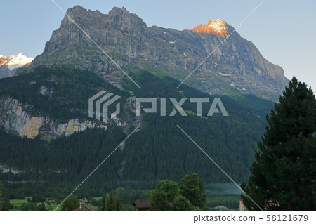 瑞士格林德瓦 58121679