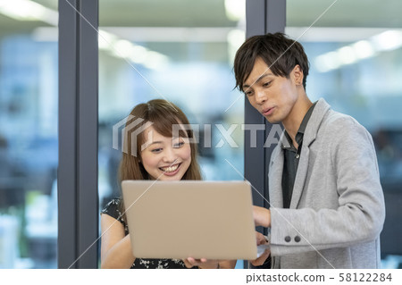 與導師系統一起從事人力資源開發的女性職業女性 58122284
