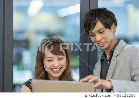年輕員工,他們不知道如何在計算機上安裝應用程序,並被教會如何操作 年輕員工,他們不知道如何在計算機上安裝應用程序,並被教會如何操作 58122285