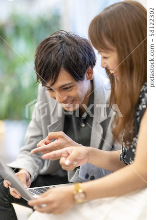 單身男性商人向已婚女僱員解釋介紹材料並看到反應 單身男性商人向已婚女僱員解釋介紹材料並看到反應 58122302