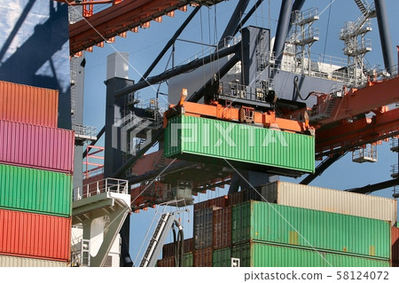 Loading containers on a ship 58124072