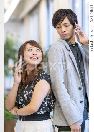 兩名男子和婦女背對背談論智能手機 58124631