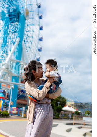 父母和孩子在摩天輪開放空間中享受 58126142
