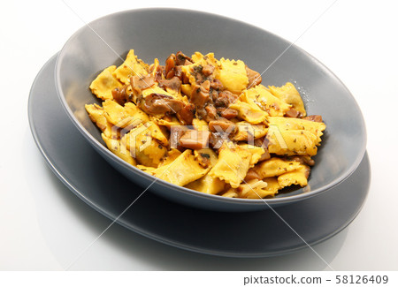 ravioli pasta with mushroom 58126409